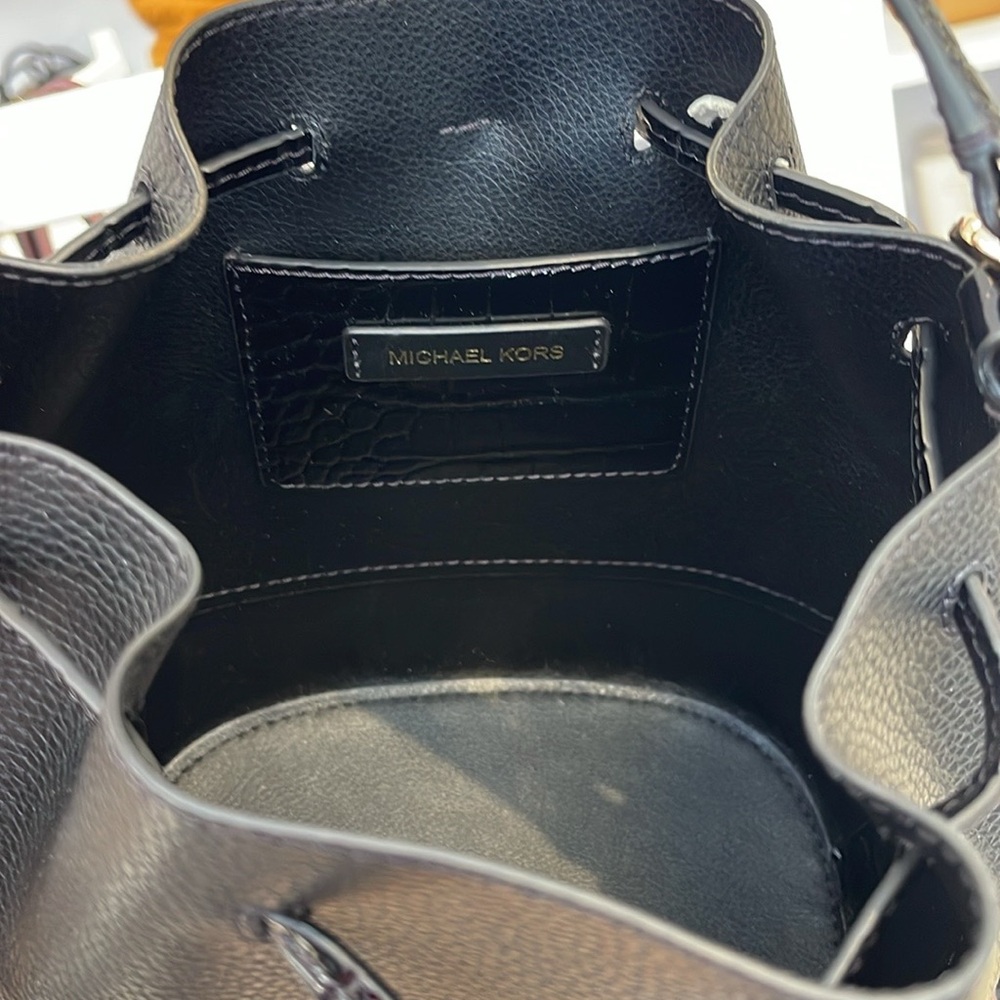 MICHAEL KORS 
Reed Medium Pebbled Leather Belted Bucket Messenger Satchel Crossb - Picture 8 of 16